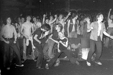 Robert Ellis/repfoto - ACDC - Glasgow Apollo 1980 we are trying to create a definitive list of all the bands that played at the green's/apollo and to provide dates, ticket stubs, reviews and setlists. if you can add to our list or spot an error please let us know.just click on the year you want to see gigs for, or if ...